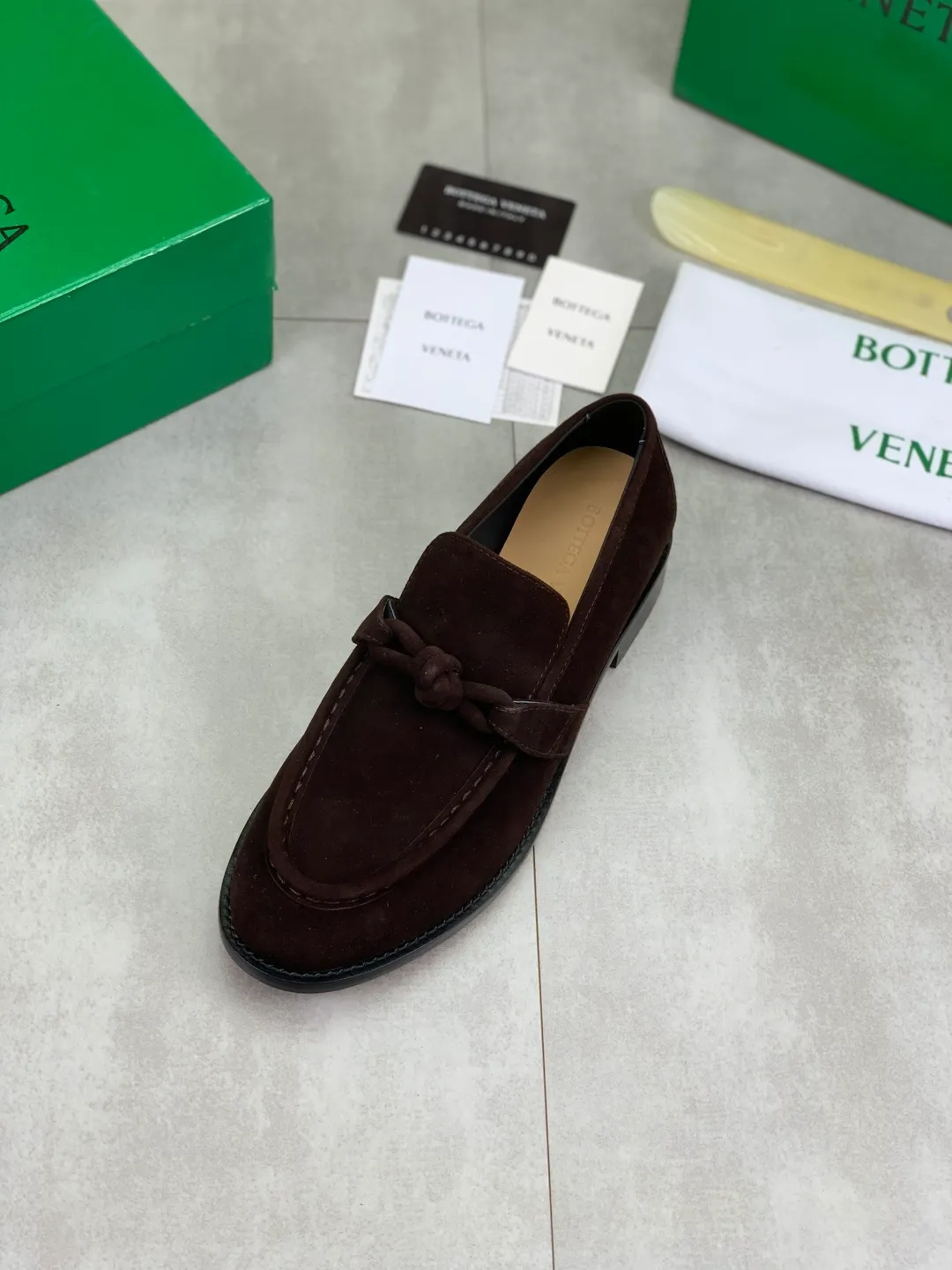 Men's shoes 💰P820 [New model] (genuine leather outsole) water-dyed cow lining 💰High-quality business couple leather shoes 💎💎💎 BOTTEGA VENETA official website synchronizes the latest top version of BV in the market, accept material comparison, shoe type comparison, process comparison, practical and textured, versatile and suitable for any occasion, the more you look at it, the more flavorful it becomes. Purely hand-knitted craftsmanship - Upper material, calfskin imported from Italy 🇮🇹 - High-quality water-dyed cowhide lining - Original private model customized leather outsole -Size: Female 35-39 (40 ordered) Male 39-44 (38 45 can be customized) Color: Multiple colors available